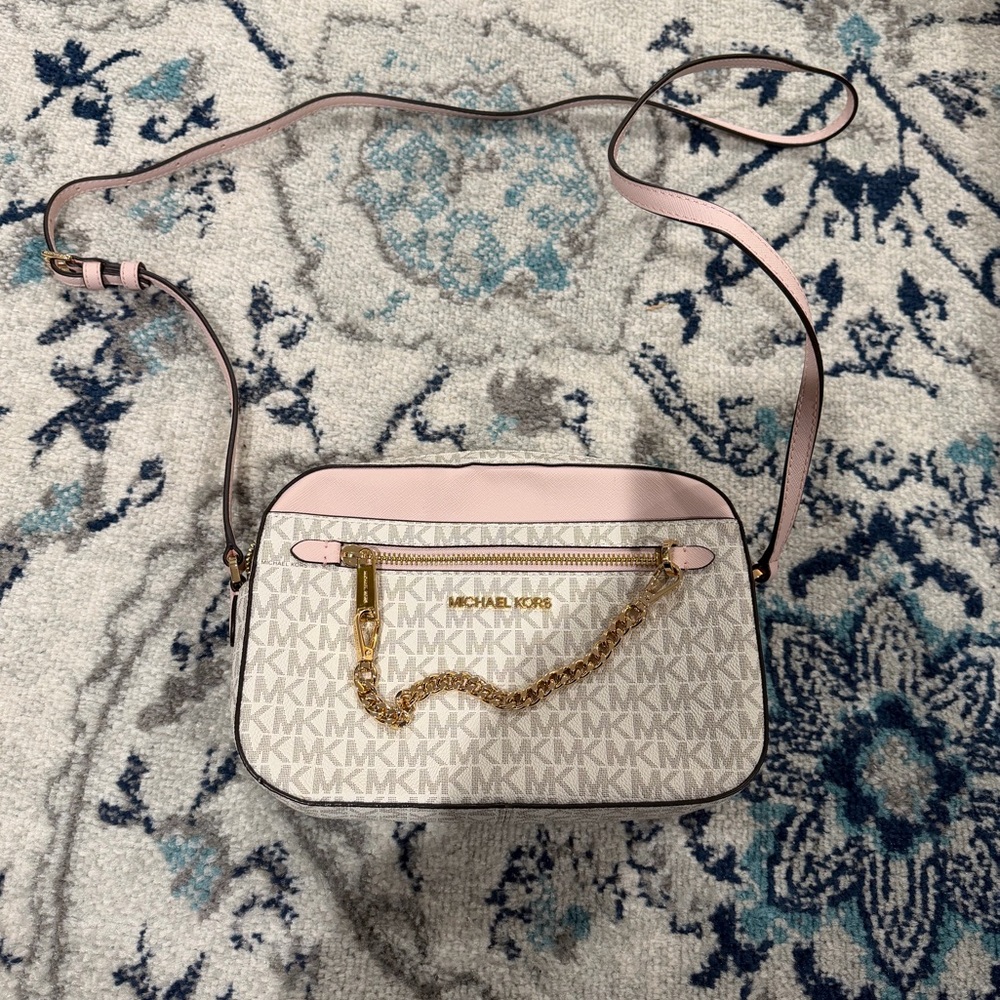 NWOT Michael Kors Light Pink and Cream Signature Crossbody with Gold Chain